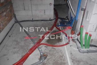 Instalacja wodno-kanalizacyjna we wnętrzu budynku
